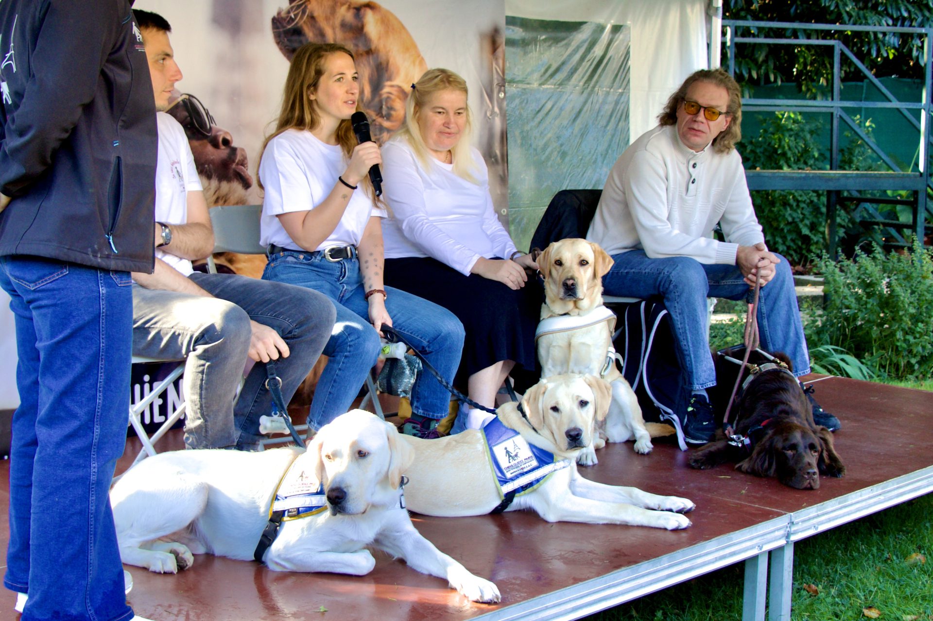 conférence sur les bénéfices du chiens guides entre des familles d'accueil et des maîtres de chiens guides