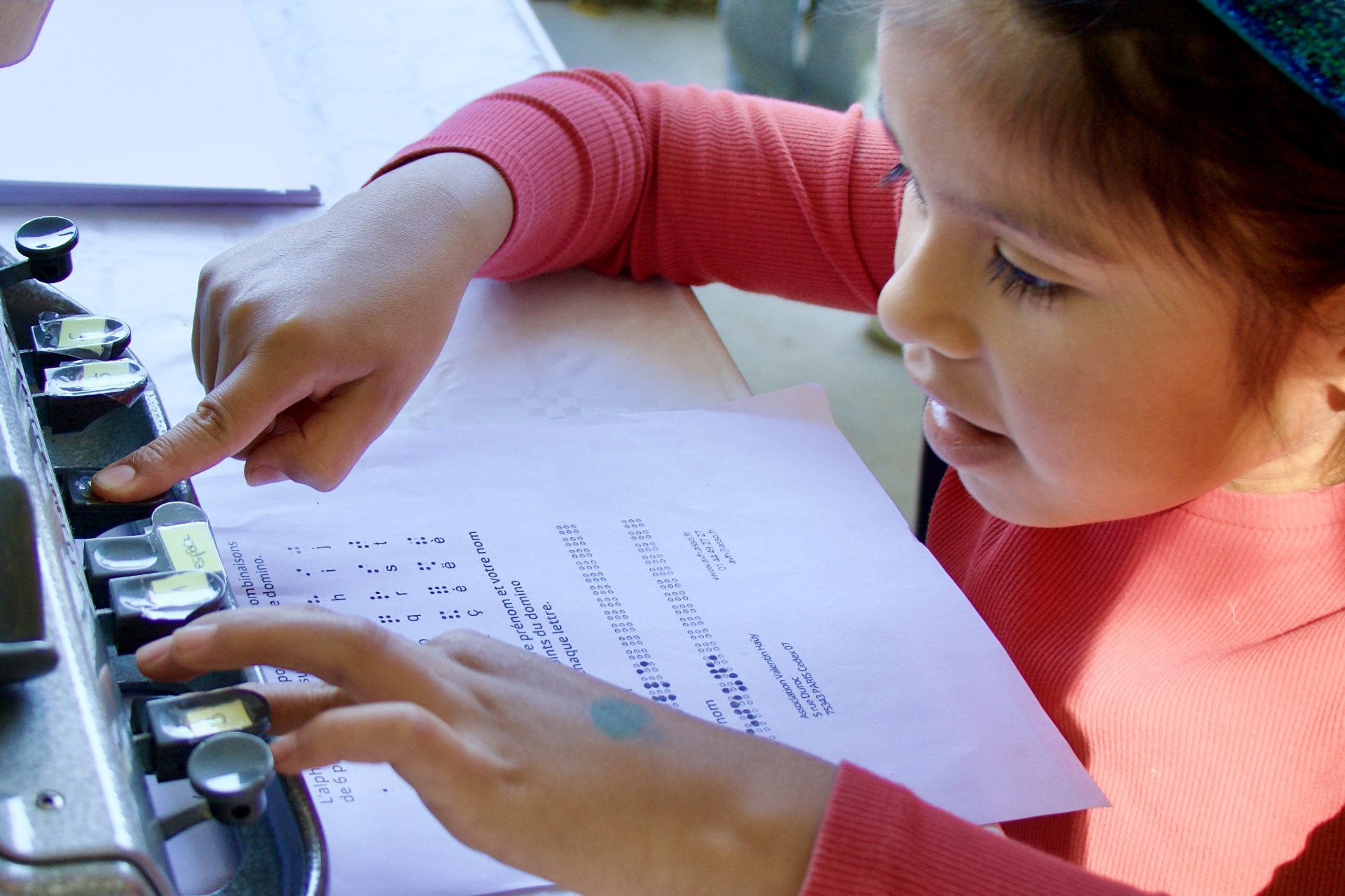 une enfant découvre le braille