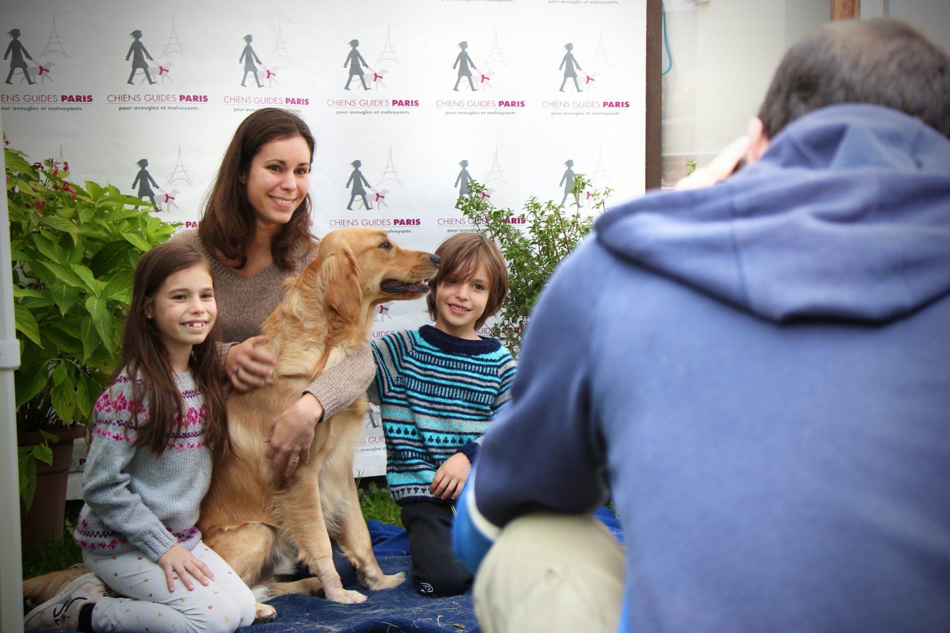 Une famille pose avec un chien devant l'objectif