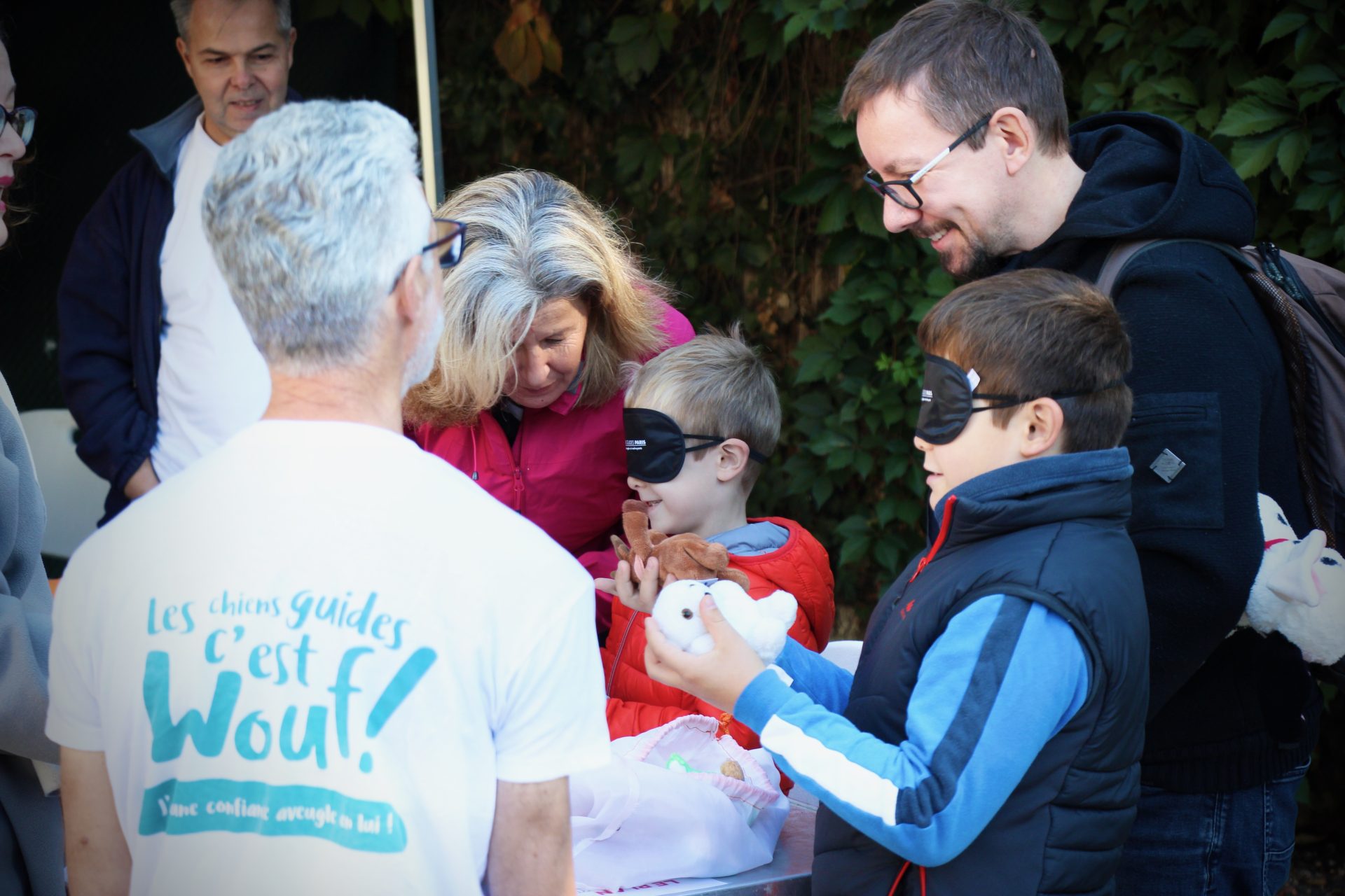 Des enfants essaye de reconnaître des objets sous bandeau
