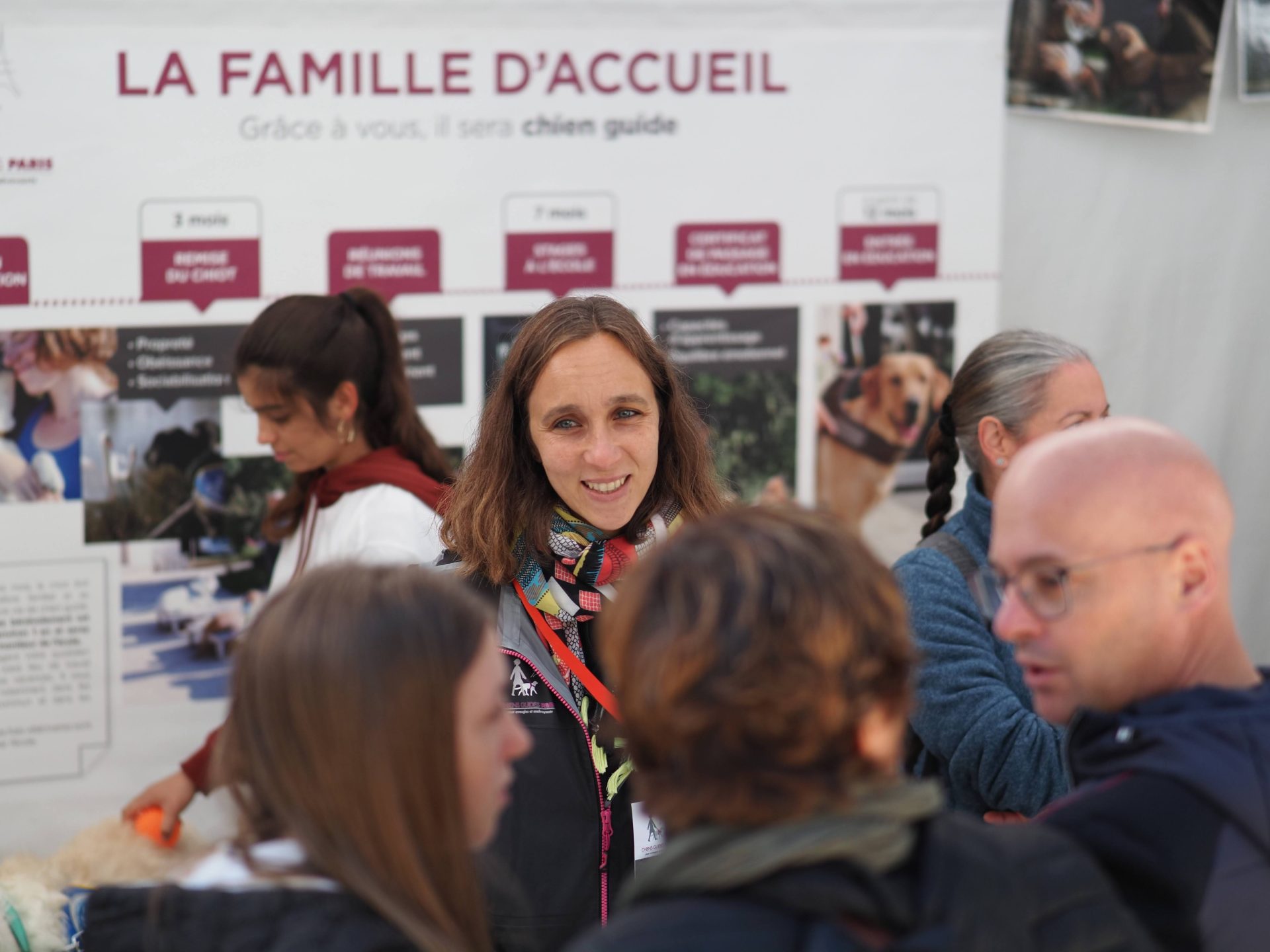 des personnes se renseignent pour être familles d'accueil